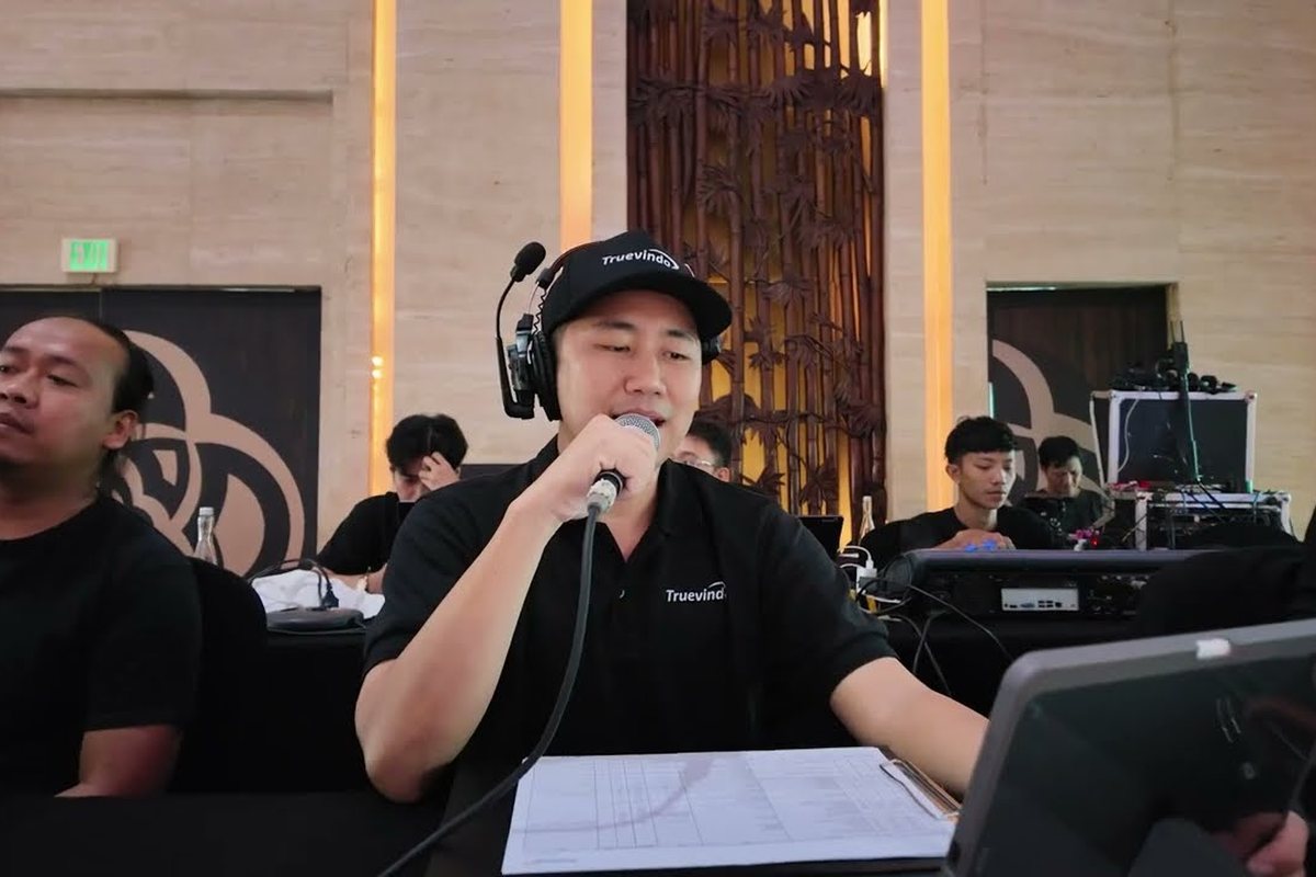 Kru Truevindo dengan headset memandu jalannya acara dari meja kontrol