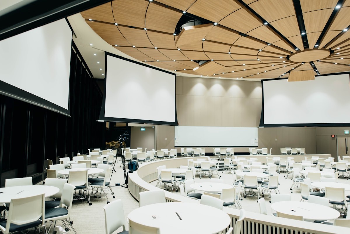 Ballroom konferensi korporat yang ditata oleh Truevindo Event & Production Agency