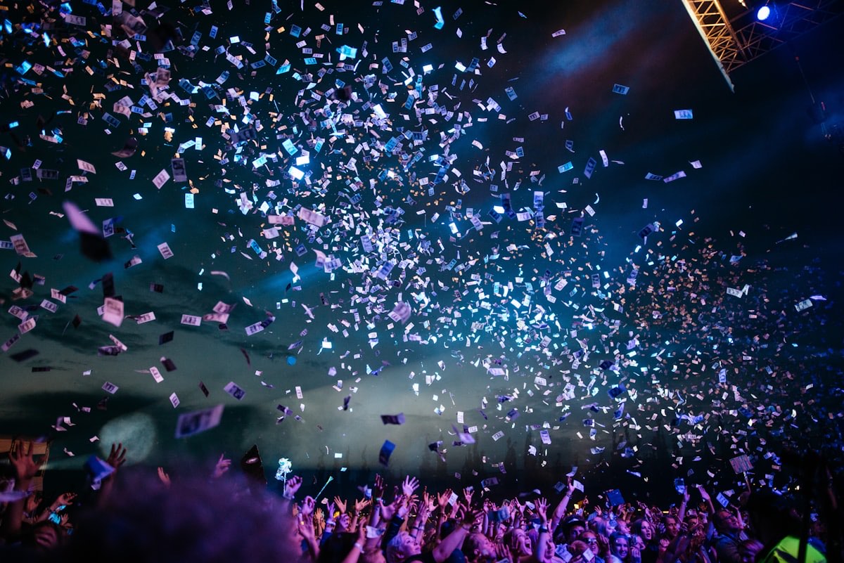 Corporate gathering dengan hujan confetti